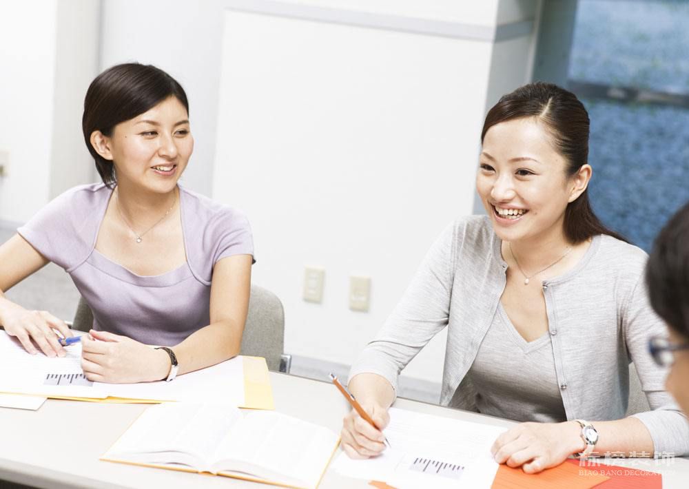 如何预算办公室装修成本？